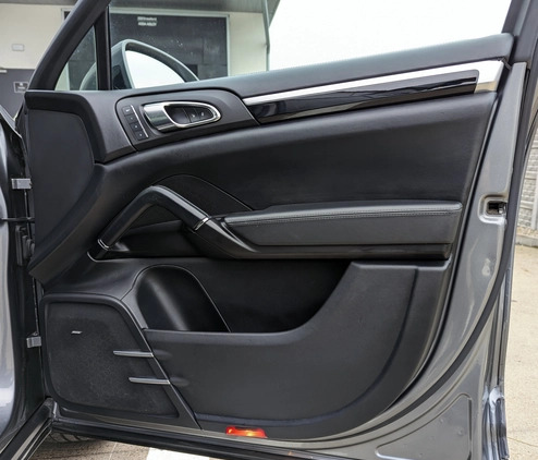 Porsche Cayenne cena 149000 przebieg: 110000, rok produkcji 2017 z Gdynia małe 277